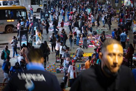 Pessoas em rodoviária
