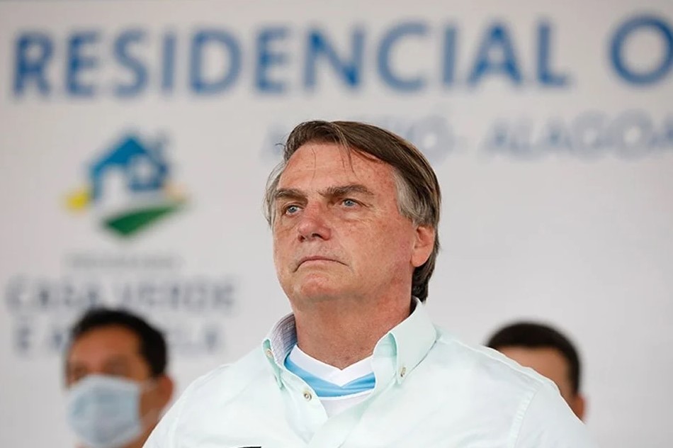 Fotografia colorida do presidente Jair Bolsonaro. Ele é um homem branco, de cabelos lisos e grisalhos penteados para o lado