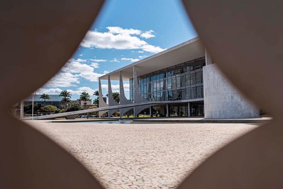 Fotografia colorida da fachada do Palácio do Planalto