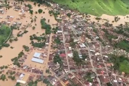 cidade tomada pela água da chuva