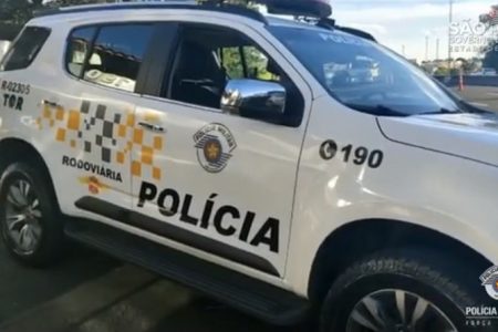 Imagem colorida mostra viatura da Polícia Militar (PM) de São Paulo. O veículo é branco com a palavra polícia escrita em preto na porta direita da frente - Metrópoles