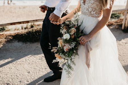 casal de noivos na praia