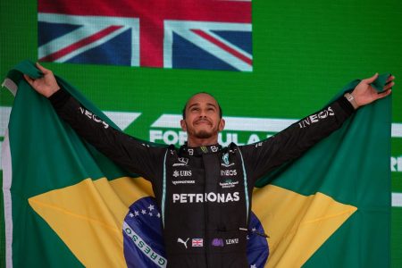 Homem segura bandeira do Brasil