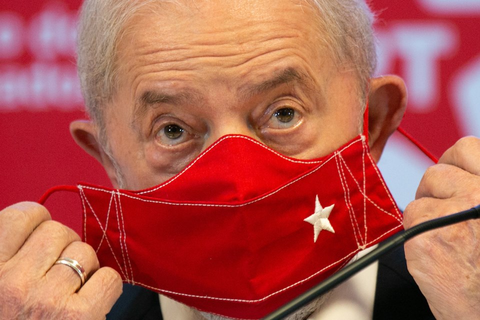 Lula de máscara em close