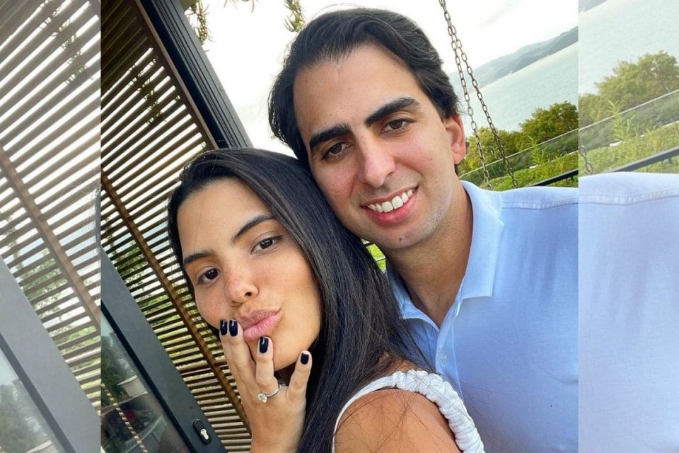Homem e mulher tiram selfie