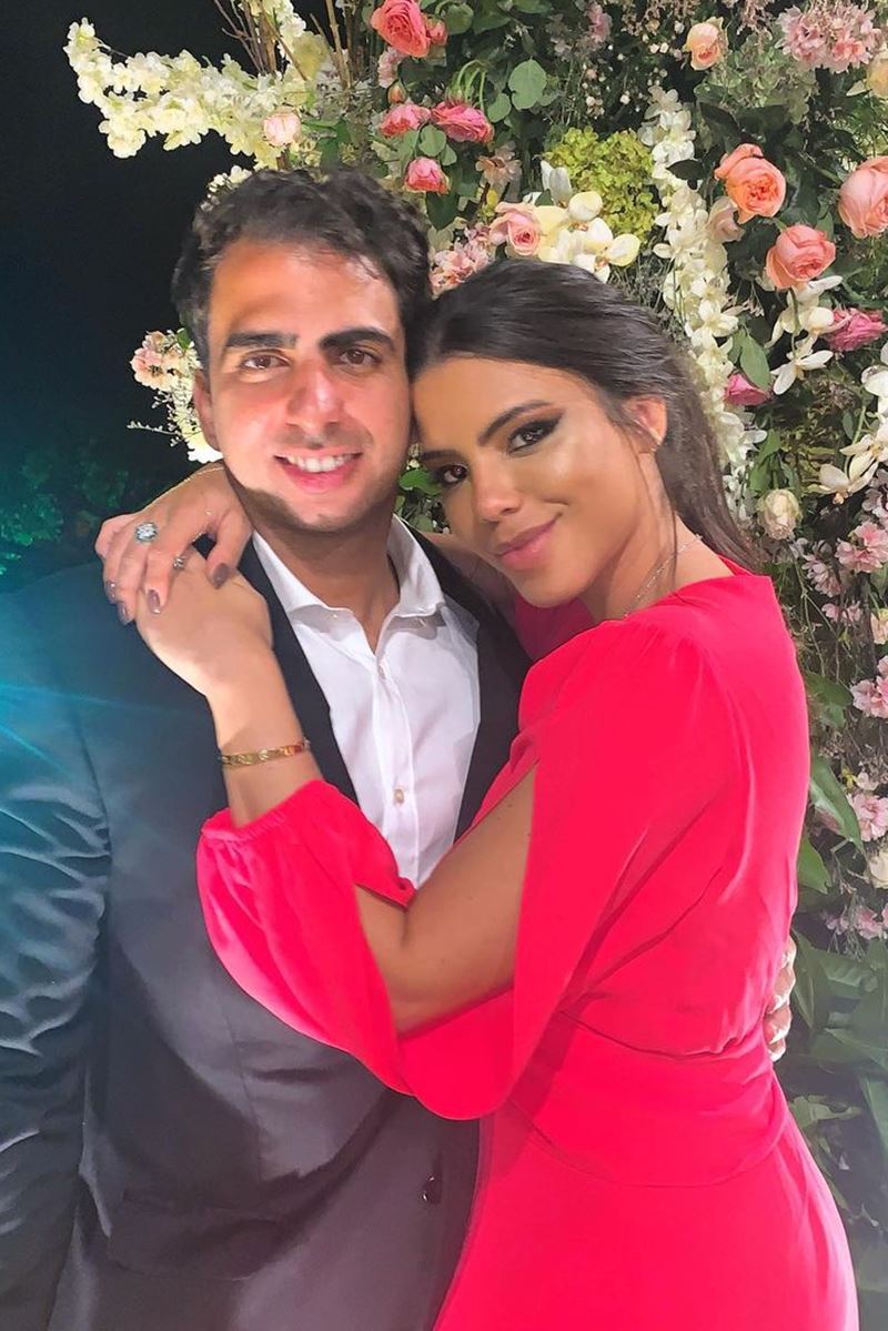 Casal abraçado