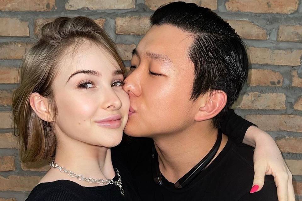 Foto colorida de Pyong Lee beijando Samy - Metrópoles