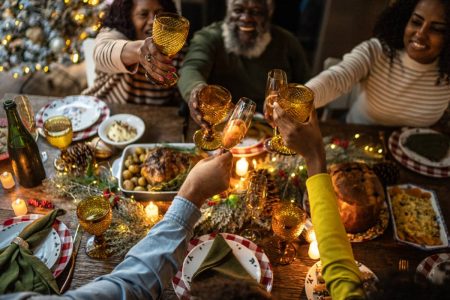 família reunida no natal faz brinde na mesa - Metrópoles