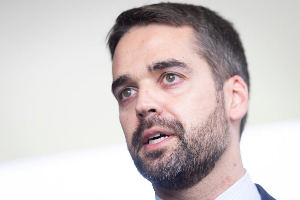 Governador do Rio Grande do Sul, Eduardo Leite, saindo do STF após reunião sobre ICMS com a ministra Rosa Veber.