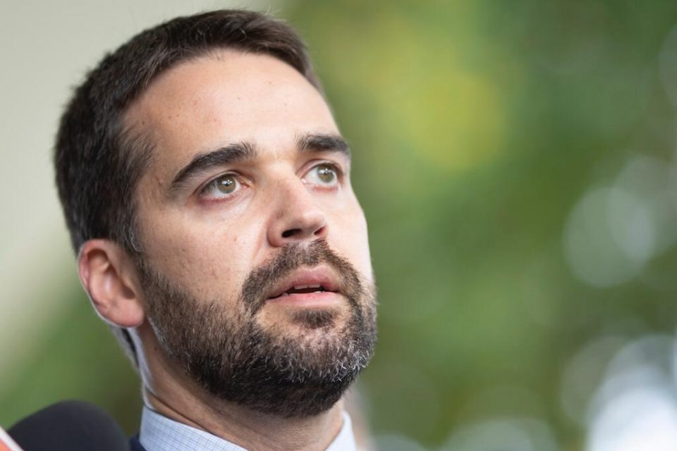 Governador do Rio Grande do Sul, Eduardo Leite, saindo do STF após reunião sobre ICMS com a ministra Rosa Veber