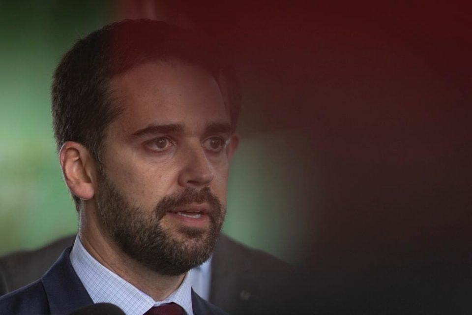 Governador do Rio Grande do Sul, Eduardo Leite, saindo do STF após reunião sobre ICMS com a ministra Rosa Veber.