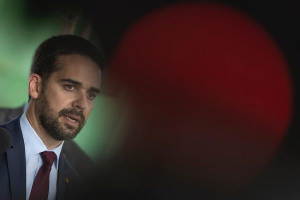 Governador do Rio Grande do Sul, Eduardo Leite, saindo do STF após reunião sobre ICMS com a ministra Rosa Veber.