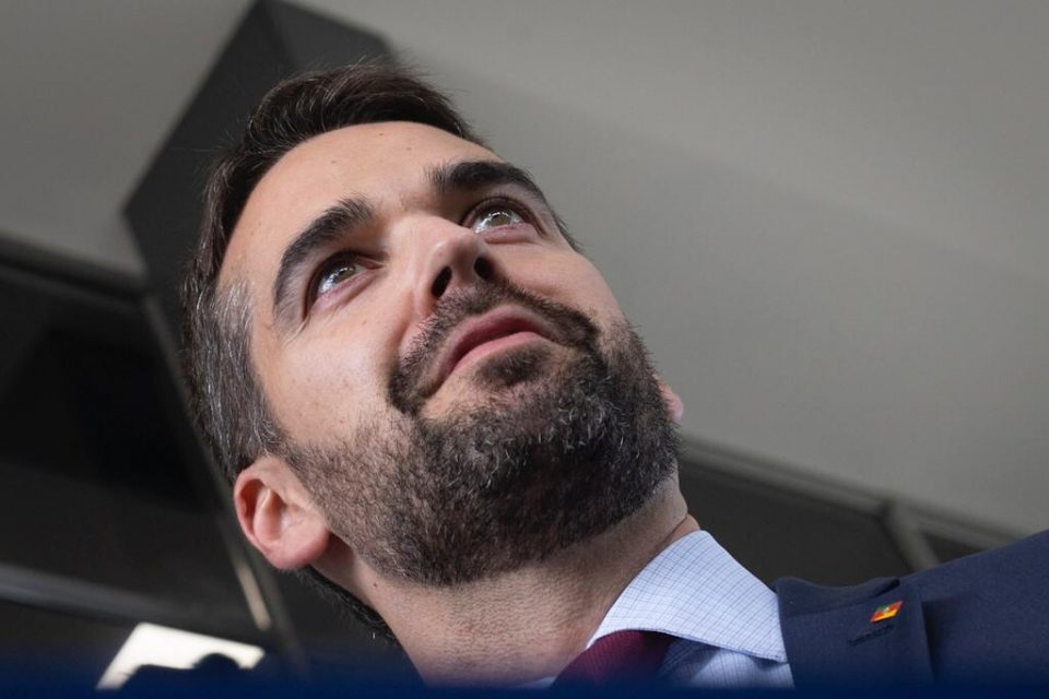 Governador do Rio Grande do Sul, Eduardo Leite, saindo do STF após reunião sobre ICMS com a ministra Rosa Veber.
