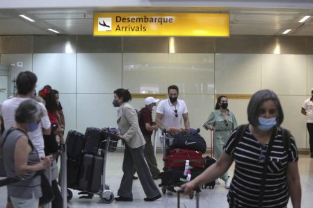 Movimentação de viajantes vindos do exterior no desembarque no Aeroporto Internacional de São Paulo, em Guarulhos