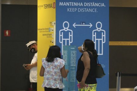 Movimentação de viajantes vindos do exterior no desembarque no Aeroporto Internacional de São Paulo, em Guarulhos