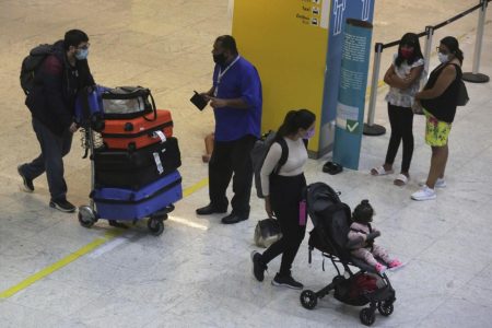 Movimentação de viajantes vindos do exterior no desembarque no Aeroporto Internacional de São Paulo, em Guarulhos