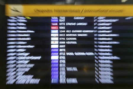 Movimentação de viajantes vindos do exterior no desembarque no Aeroporto Internacional de São Paulo, em Guarulhos