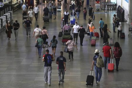 Em foto colorida movimentação de viajantes vindos do exterior no desembarque no Aeroporto Internacional de São Paulo, em Guarulhos 13 - Metrópoles