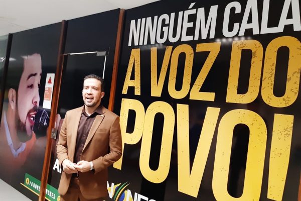 Deputado André Janones