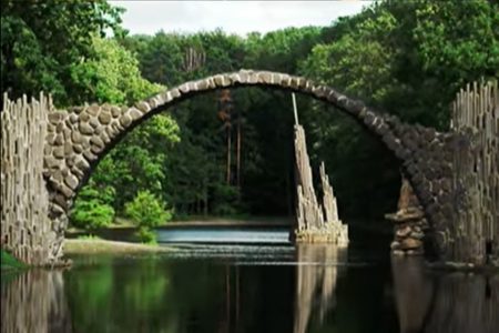 Ponte Rakotzbrücke, na Alemanha, é conhecida como "ponte do diabo"