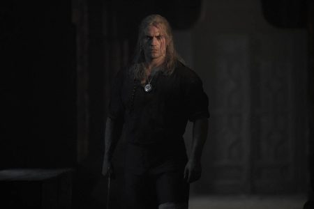 Foto colorida de Geralt de Rivia (Henry Cavill) em The Witcher - Metrópoles