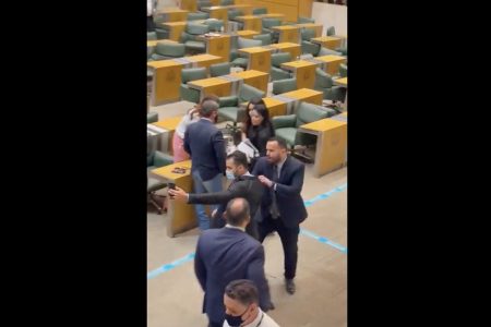 Gil Diniz chegou a puxar o paletó de Arthur do Val