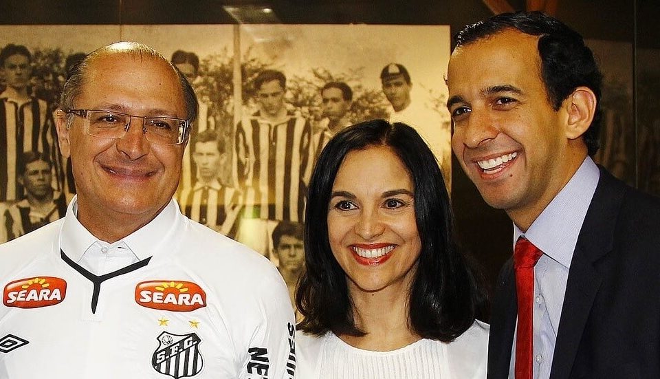 Geraldo Alckmin, então governador de São Paulo, ao lado da então primeira-dama, Lu Alckmin, e do então deputado Paulo Alexandre Barbosa