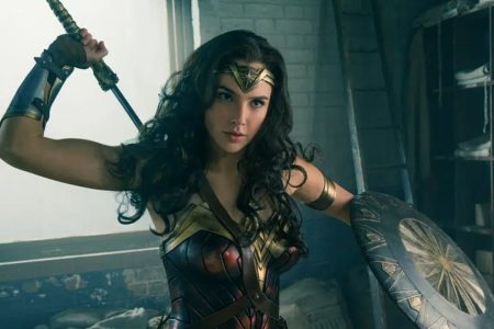 Foto colorida de Gal Gadot interpretando a Mulher-Maravilha nos cinemas - Metrópoles