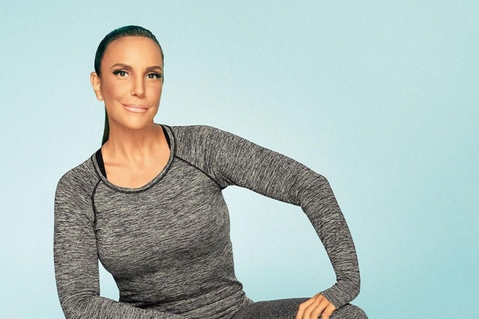 Ivete Sangalo de roupa cinza colada no corpo e cabelo preso - metrópoles