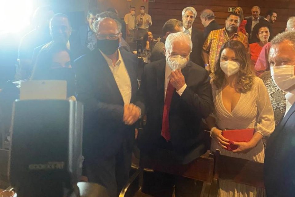 Em jantar em São Paulo, Alckmin e Lula se reúnem com aliados e entusiastas de uma possível aliança. Eles tiram foto no restaurante cheio, acompanhados por suas esposas, sendo fotografados - Metrópoles