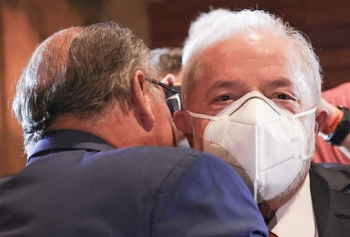 Lula e Alckmin se abraçam em jantar em São Paulo, realizado em restaurante pelo grupo Prerrogativas - Metrópoles