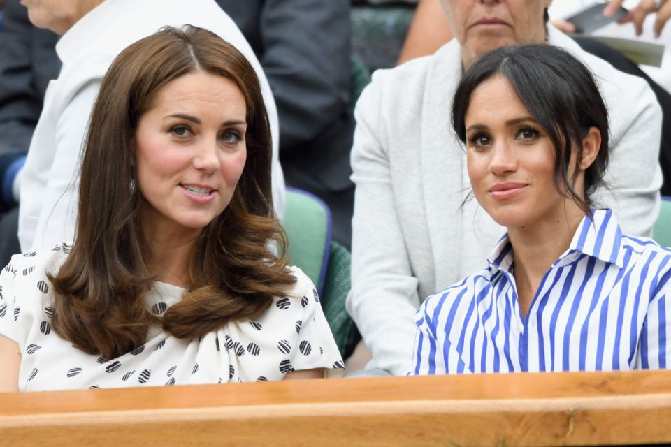 Duas mulheres lado a lado. Um delas com vestido poá e a outra com blusa listrada