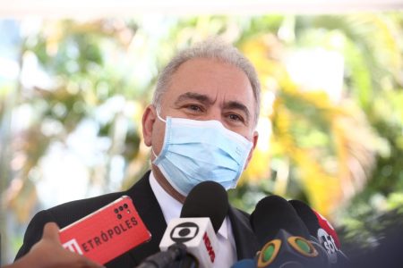 Ministro da Saúde, Marcelo Queiroga, fala com a imprensa antes da coletiva de imprensa sobre o anuncio da medida de cooperação humanitária internacional 2