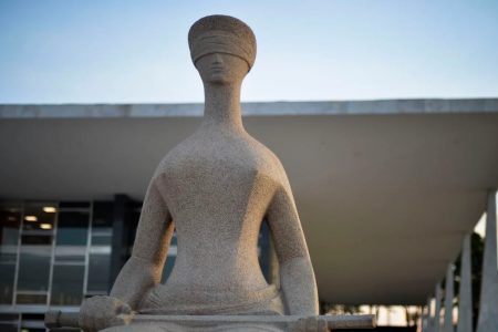 Estátua com venda nos olhos
