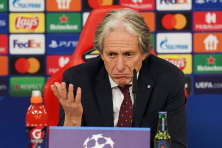 Fotografia colorida de Jorge Jesus Champions em coletiva de imprensa com as mão gesticulando