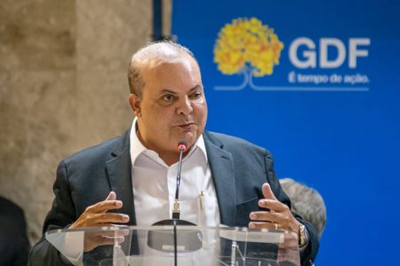 Homem discursa em púlpito