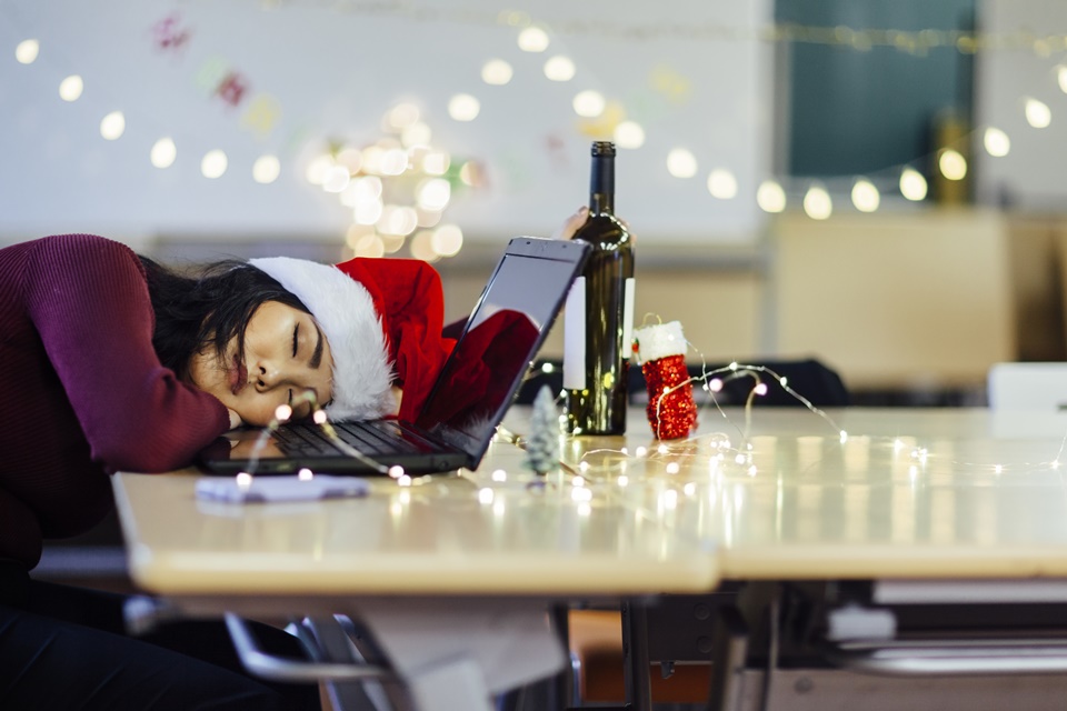 Mulher asiática dormindo em uma mesa