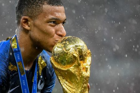 Mbappé com a taça da Copa do Mundo
