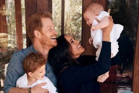 Fotografia colorida de Harry, Meghan Markle, Archie e Lilibet