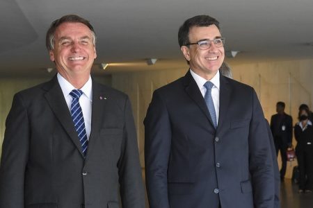 O presidente Jair Bolsonaro sorri ao lado do ministro das Relações Exteriores, Carlos França