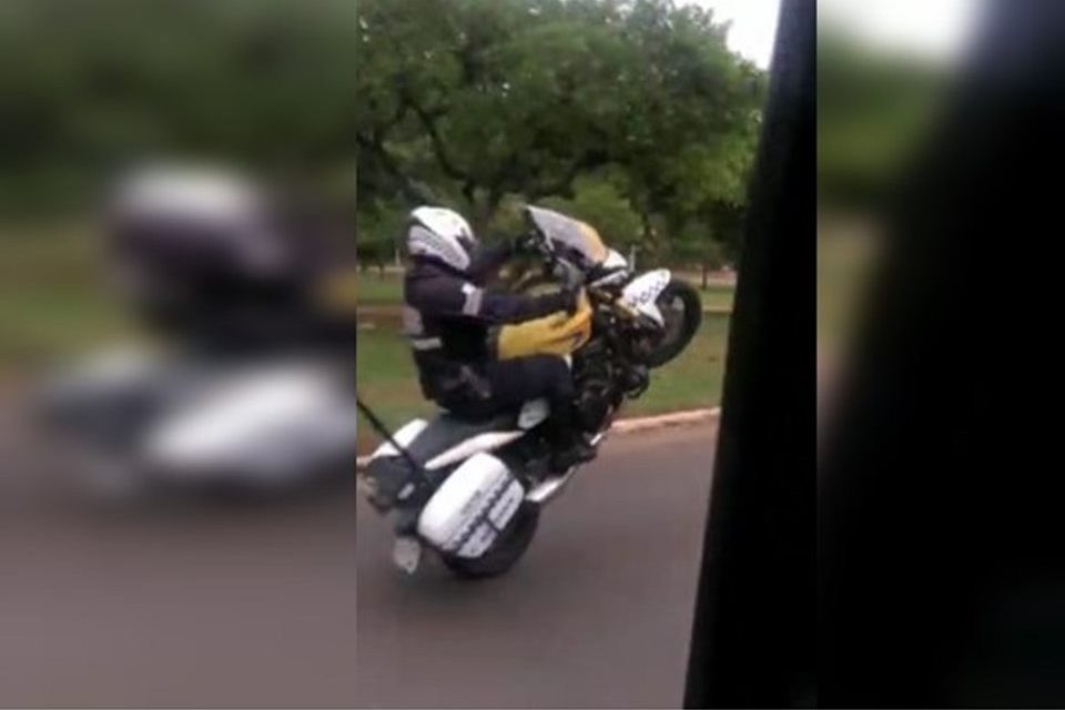 motociclista da PMDF empinando moto