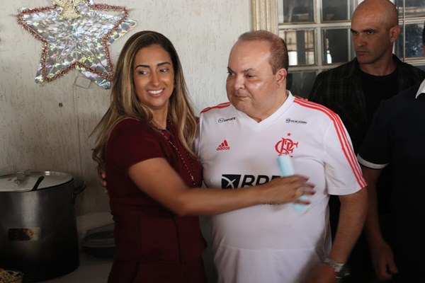 Mulher abraça homem
