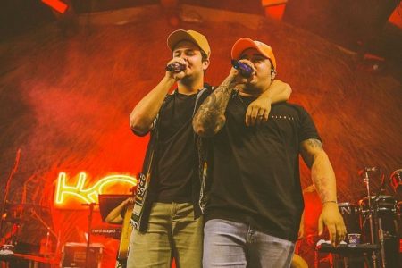 Matheus e Kauan agitam primeira noite de réveillon na Praia do Patacho