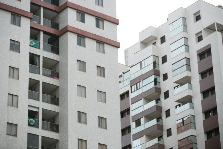Fotografia colorida de fachada de prédios no DF
