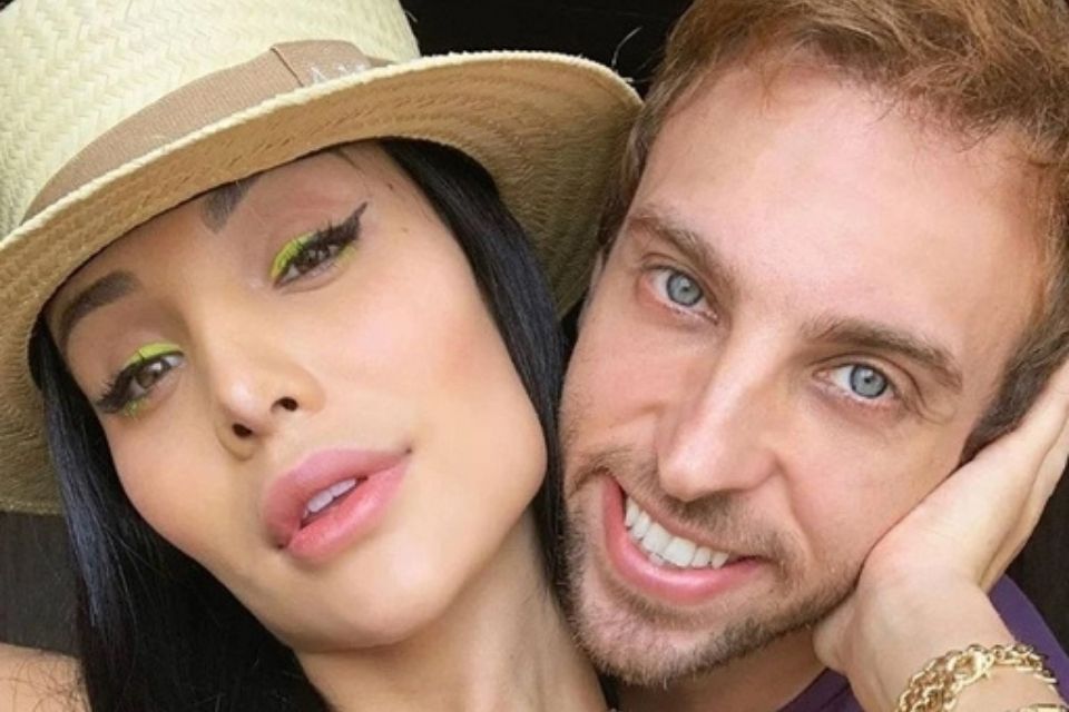 Aline Mineiro e Léo Lins ficam durante o Réveillon. Veja vídeo