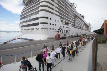 O desembarque dos passageiros do navio aconteceu por volta das 13h30 deste domingo (2/1)