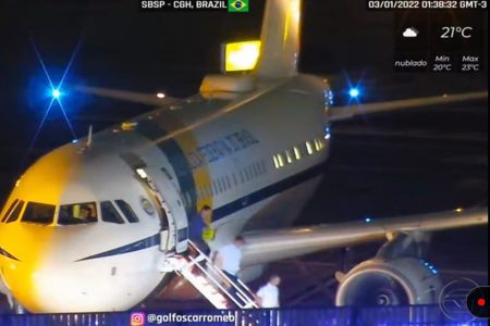 Bolsonaro desce em São Paulo para ser atendido em hospital