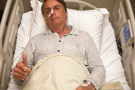 Bolsonaro em cama de hospital com sonda nasogástrica e fazendo sinal de joinha - Metrópoles