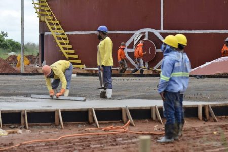 Operários em canteiro de obras