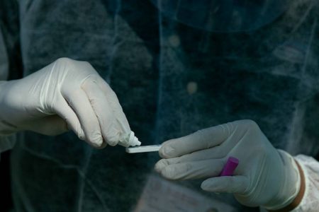 Profissional de saúde com teste para Covid